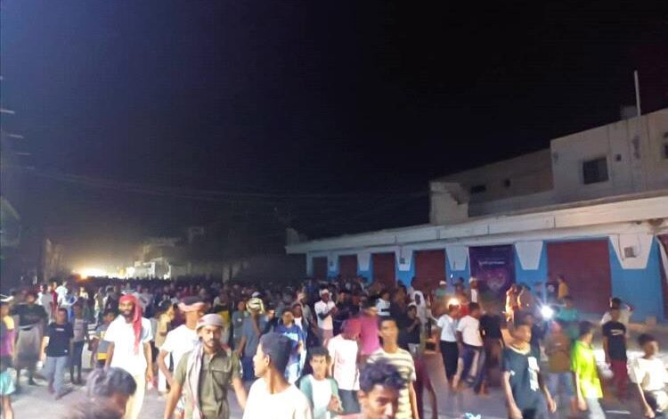 مظاهرة غاضبة بغيل باوزير تنديدا بسوء الخدمات وانقطاع الكهرباء