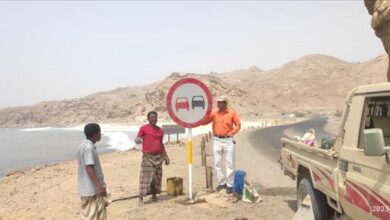 مكتب الاشغال العامة والطرق في بروم ميفع يقوم بتركيب لوحات إرشادية لمنعطفات الشقين بروم