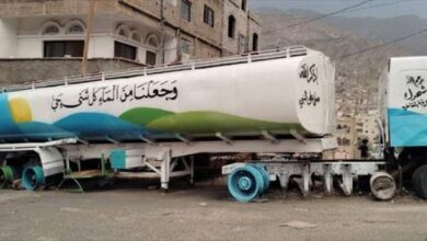 من رماد الحرب ينبعث الأمل.. شباب تعز يحولون قاطرة محترقة إلى "سبيل ماء" يعالج أزمة العطش في حي الضربة