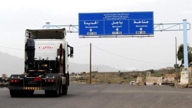 مواطن ينهي حياته تحت عجلات شاحنة بالحديدة.. فيديو