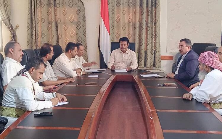 نائب وزير التربية يناقش مع مجلس أمناء مجمع المتفوقين بمأرب نتائج القبول للعام الدراسي الجديد