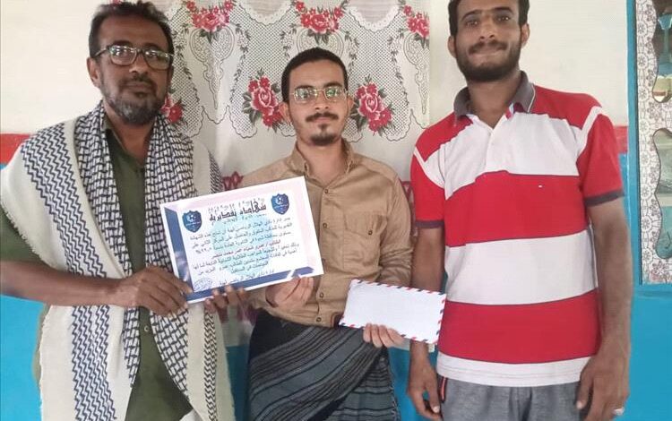 هلال لهية يكرم الطالب عمرو منصر لحصولة على المركز الثاني في نتائج الثانوية العامة بشبوة