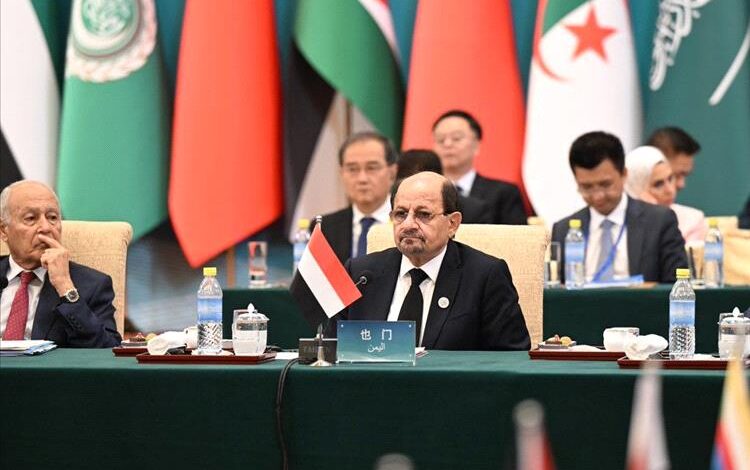 وزير الخارجية يكشف حقيقة التعيينات في السفارات وعمل الوزارة من عدن