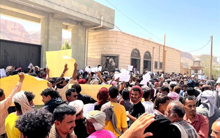 وقفة احتجاجية حاشدة في دوعن تطالب بتحسين الخدمات وتستنكر ملاحقة فرقة مسرحية