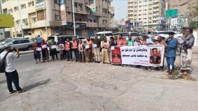 وقفة تضامنية في المكلا للمطالبة بالإفراج عن الصحفي مزاحم باجابر