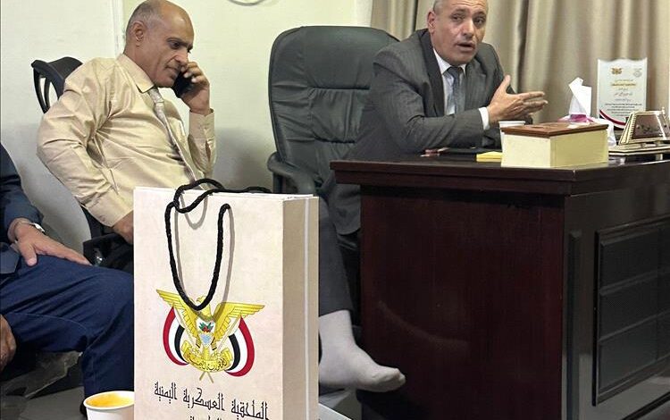 وكيل أول تعز والملحق العسكري في القاهرة يبحثان أوضاع جرحى الجيش الوطني وآليات تحسين رعايتهم