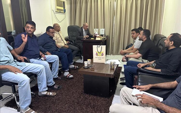 وكيل محافظة تعز يلتقي اللجنة الطبية الحكومية المكلفة بعلاج جرحى الجيش الوطني والمقاومة الشعبية في القاهرة