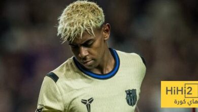 فيديو.. لامين يلتقط صورة مع لاعب لاماسيا السابق قبل مغادرة ملعب سيول