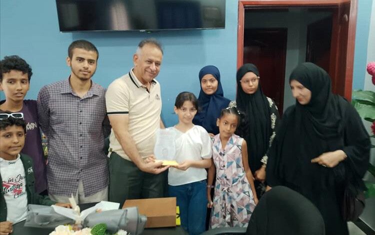إدارة التربية والتعليم بالمعلا تكرم مدير عام المديرية