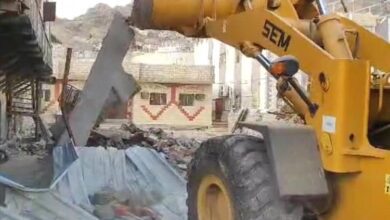 إزالة بناء عشوائي مخالف تم على الشارع العام في منطقة "حجيف" بمديرية التواهي
