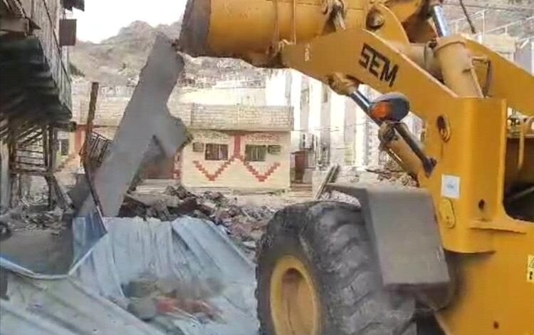 إزالة بناء عشوائي مخالف تم على الشارع العام في منطقة "حجيف" بمديرية التواهي