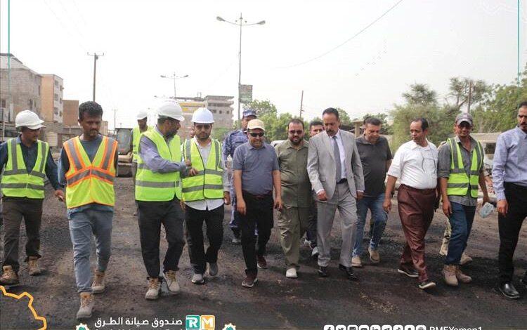 الحريزي والعقربي يتفقدان مشروع إعادة تأهيل خط دوار الملعب – جولة السيلة في عدن