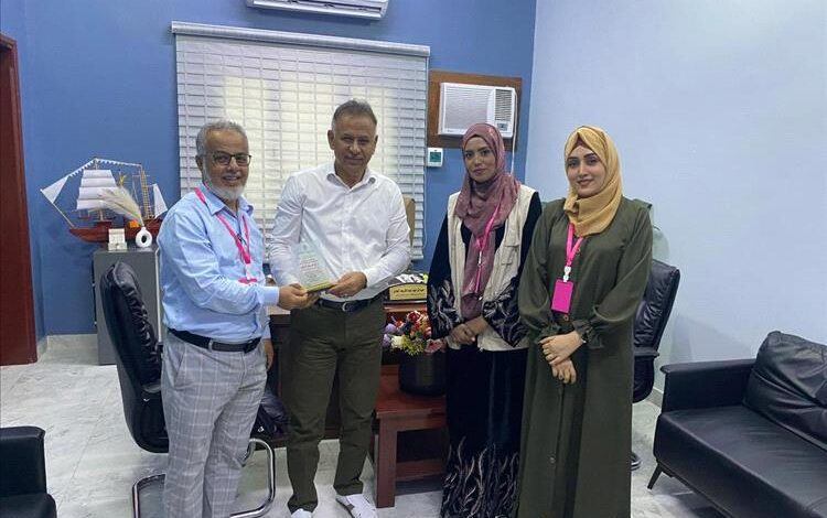 المؤسسة الوطنية لمكافحة السرطان بعدن تكرم مأمور مديرية المعلا تقديرًا لجهوده في دعم مرضى السرطان