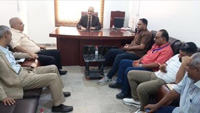 نائب وزير الصحة يناقش مع مدير عام الصحة بعدن أوضاع القطاع الصحي بالمحافظة