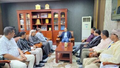 نائب وزير الصناعة ومحافظ سقطرى يناقشان تعزيز التعاون والتنسيق المشترك