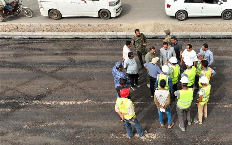 وزير الأشغال العامة ورئيس صندوق صيانة الطرق يتفقدان مشروع إعادة تأهيل خط دوار الملعب – جولة السيلة في عدن