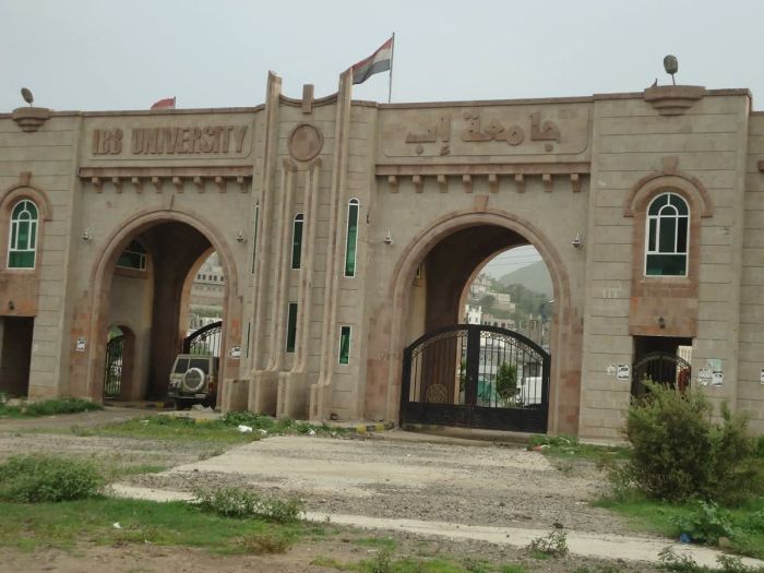 اشتباكات حوثية مسلحة داخل جامعة إب