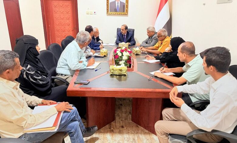الإرياني يجتمع بفريق التصنيف السياحي لفنادق عدن ضمن خطة 100 يوم التي اطلقتها الحكومة
