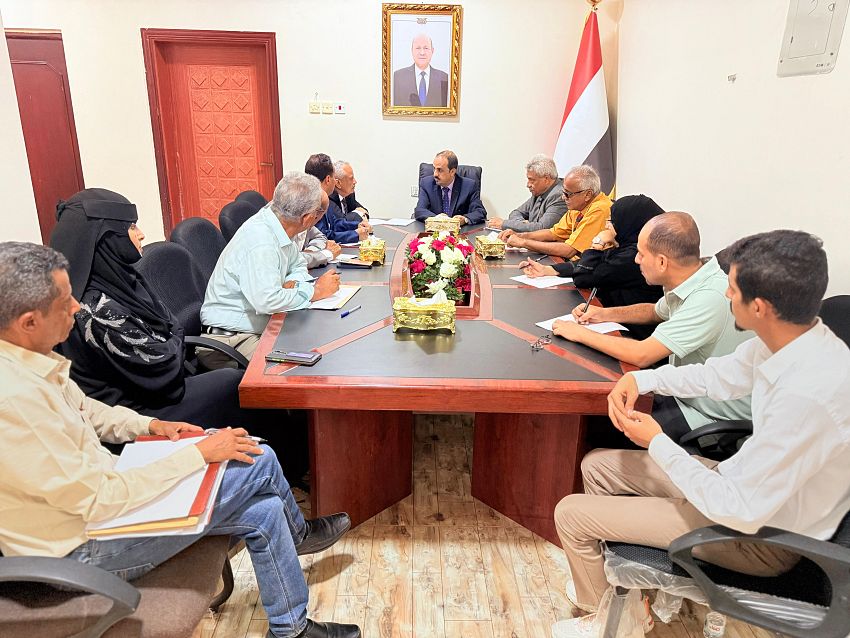 الإرياني يجتمع بفريق التصنيف السياحي لفنادق عدن ضمن خطة 100 يوم التي اطلقتها الحكومة