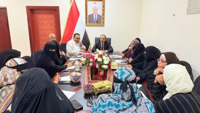 الإرياني يلتقي الجمعيات النسوية الحرفية ويوجه بدعم الحرف والصناعات التراثية