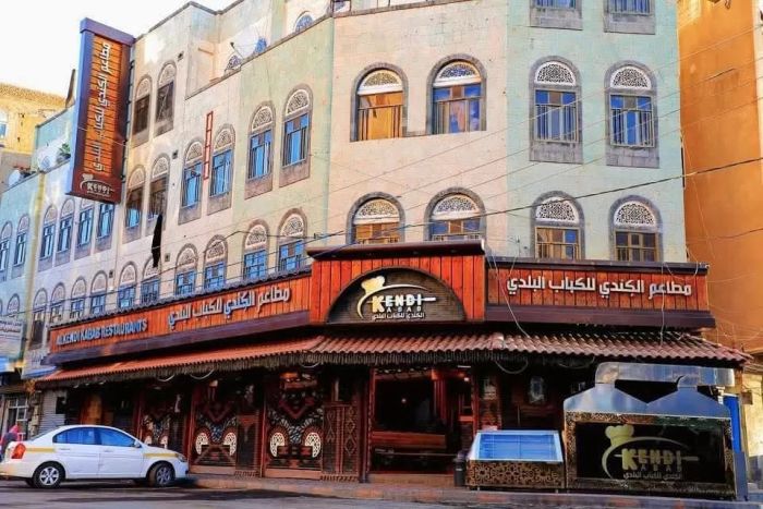 التعسفات الحوثية تجبر سلسلة مطاعم "كباب الكندي" على الإغلاق في صنعاء