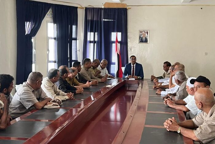 الحديدة.. السلطة المحلية تناقش مبادرة فتح طريق "حيس-الجراحي" وتؤكد ضرورة استكمال التحرير