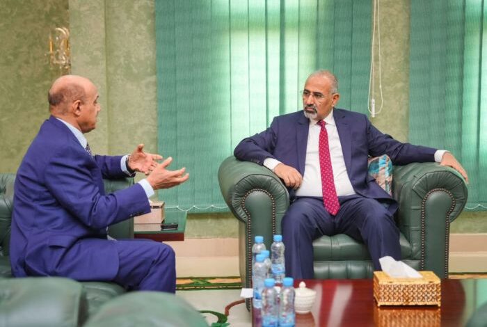 الزبيدي يناقش مع محافظ البنك المركزي إجراءات ضبط القطاع المالي واستكمال نقل البنوك إلى عدن