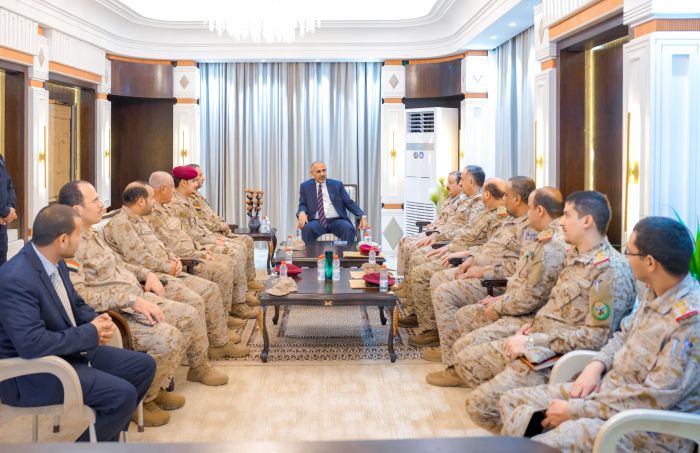 الزُبيدي يترأس اجتماعًا لهيئة الأركان ويؤكد: المعركة مع الحوثي معركة وجود