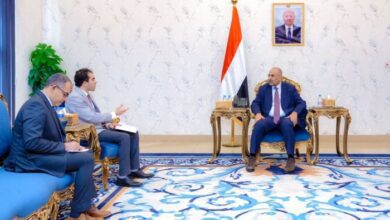 الزُّبيدي يشيد بتدخلات الصليب الأحمر ويؤكد دعم المجلس لتسهيل مهامه في اليمن