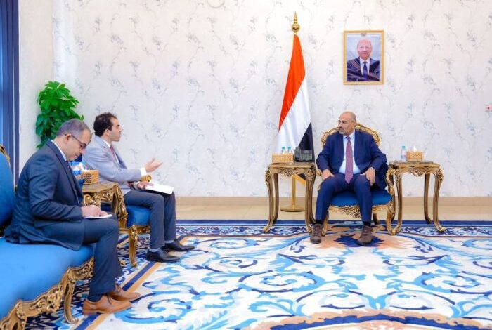 الزُّبيدي يشيد بتدخلات الصليب الأحمر ويؤكد دعم المجلس لتسهيل مهامه في اليمن