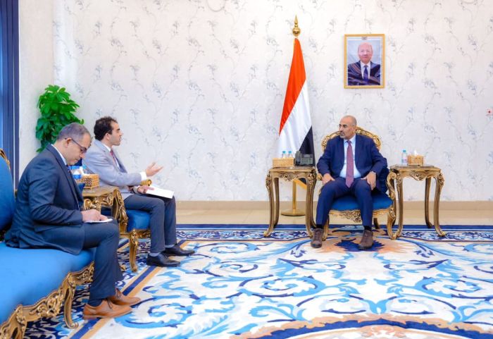 الزُّبيدي يشيد بتدخلات الصليب الأحمر ويؤكد دعم المجلس لتسهيل مهامه في اليمن