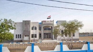 السلطة المحلية في المخا تتسلم موقع مشروع مركز الغسيل الكلوي من هيئة الأراضي