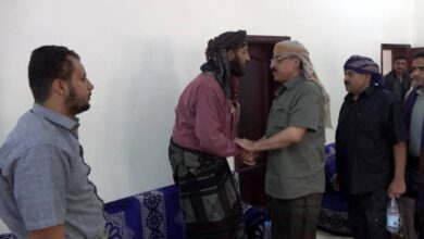 العامر يقدم واجب العزاء لرئيس اتحاد تجار المخا في وفاة شقيقه