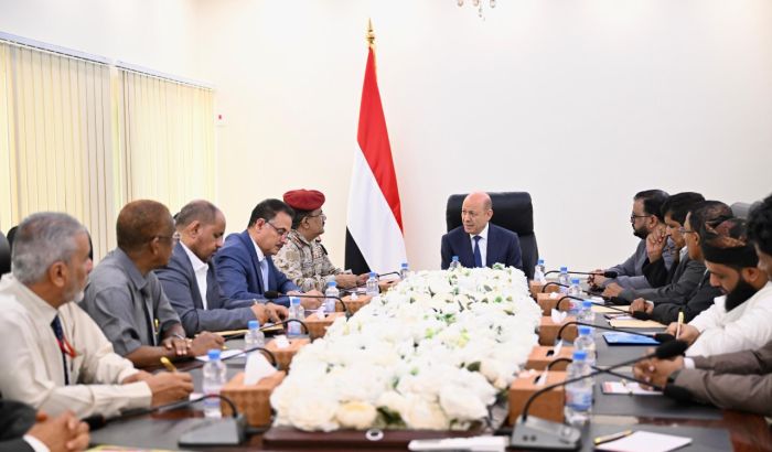 العليمي يترأس اجتماعًا للسلطة المحلية في المهرة لبحث الأوضاع الأمنية والخدمية