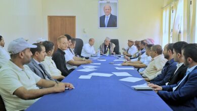 اللجنة البرلمانية تطلع على اداء البنك المركزي والمالية والضرائب بمحافظة مأرب