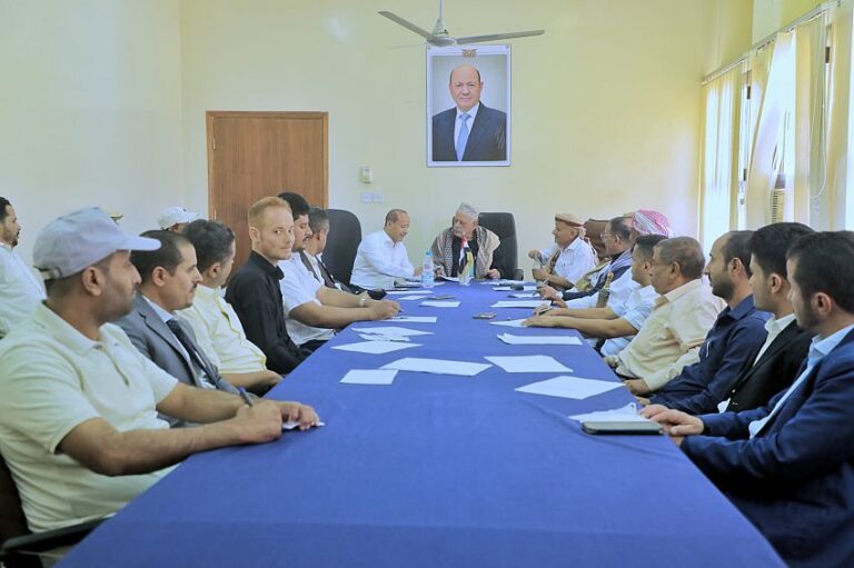 اللجنة البرلمانية تطلع على اداء البنك المركزي والمالية والضرائب بمحافظة مأرب