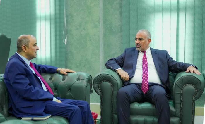 اللواء الزُّبيدي يشدد على تسريع الأداء الحكومي في القطاعين الاقتصادي والخدمي
