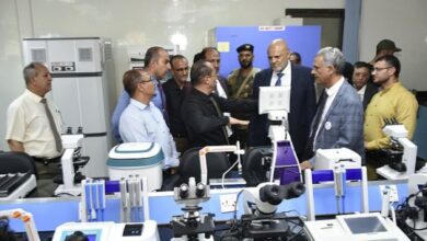 المحافظ شمسان يفتتح معامل المهارات الطبية والفسيولوجي ومعمل الدراسات العليا في جامعة تعز