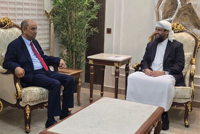 المحرمي يناقش مع رئيس الوزراء الإصلاحات الاقتصادية والخدمات