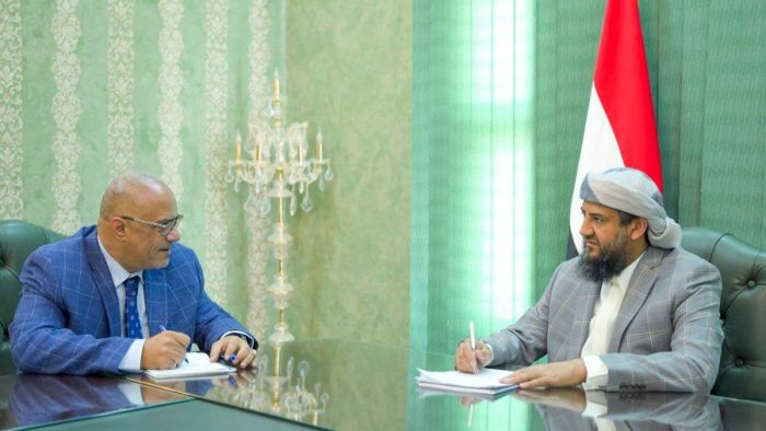 المحرّمي يبحث مع باذيب تطوير الأداء المؤسسي في قطاعي التخطيط والاتصالات