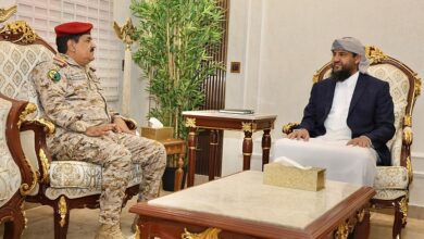 المحرّمي يناقش مع وزير الدفاع مستجدات الأوضاع العسكرية وتعزيز القدرات الدفاعية