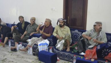 المخا.. قيادات سياسية وعسكرية وأمنية واجتماعية تقدم وأجب العزاء لأولاد الشيخ الرويشان