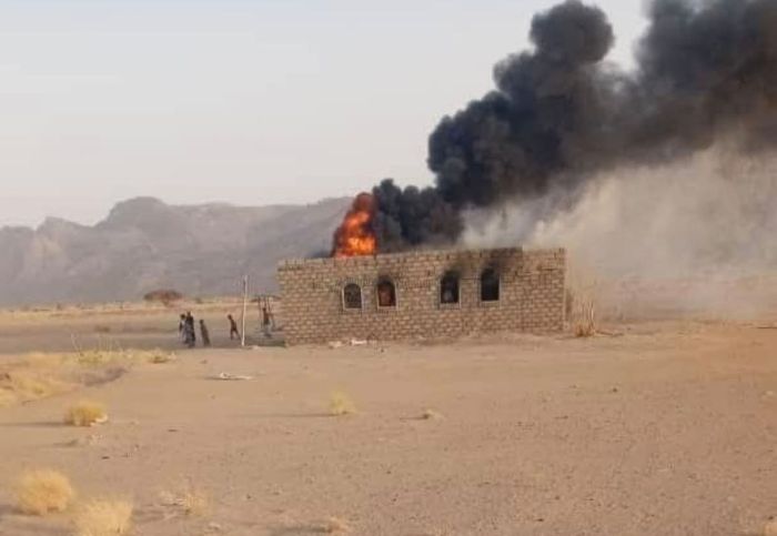 المليشيا تحرق منزل مواطن في الجوف وتهجر أسرته قسرًا