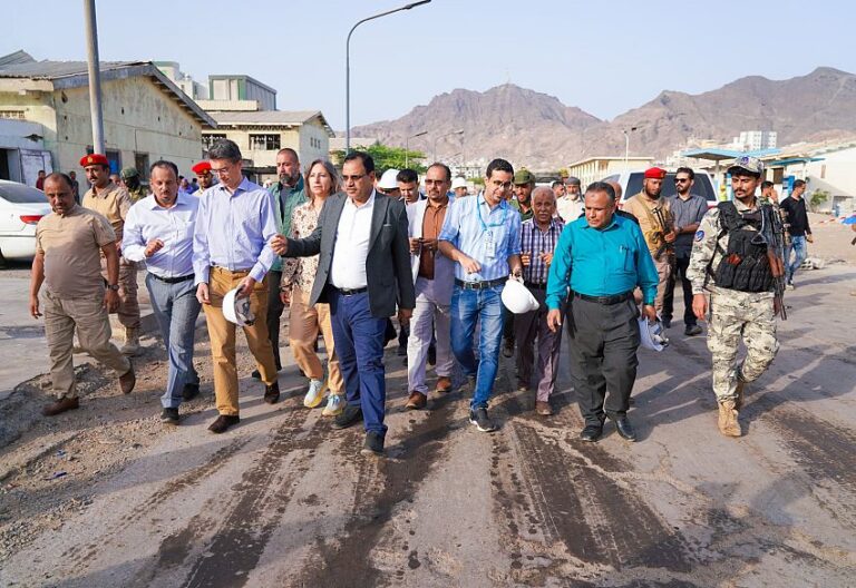 الوزير السقطري ووفد البنك الدولي يتفقدان مشروع إعادة تأهيل مركز الأنزال "الدوكيارد" بعدن