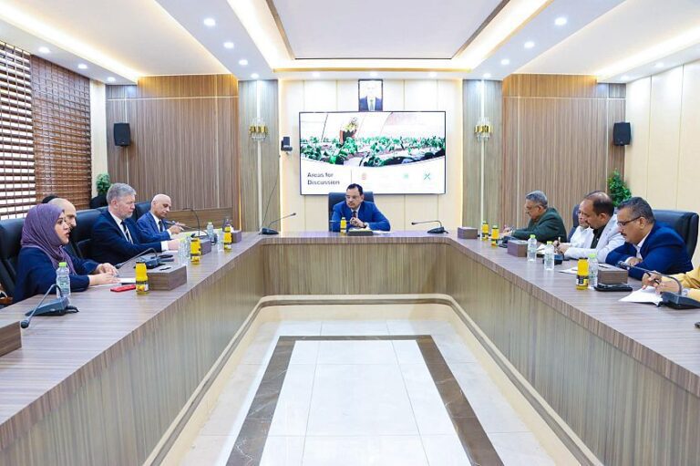 الوزير السقطري يبحث مع وفد من البنك الدولي تحضيرات إطلاق مشاريع الزراعة والري والأمن الغذائي