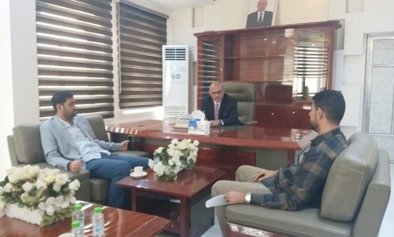 الوزير باذيب يتفقد سير العمل في مؤسسات الاتصالات وتقنية المعلومات بعدن
