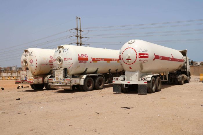 اليمنية للغاز تغلق 3 محطات في عدن وتوقف ممثلها في لحج