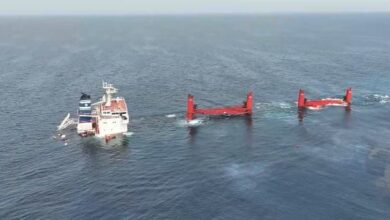 بحارة عالقون يترقبون الإنقاذ على متن سفينة مهددة بالغرق في البحر الأحمر