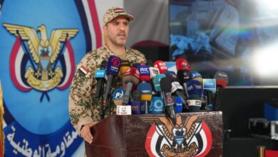 بحضور وسائل إعلام محلية ودولية.. ناطق المقاومة الوطنية يكشف تفاصيل مخزن السلاح الإيراني العائم
