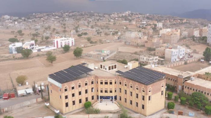 بدعم من طارق صالح.. افتتاح مشروع طاقة شمسية ومعمل حاسوب حديث في فرع جامعة تعز في التربة